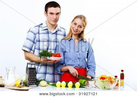 หนุ่มสาวสามีภรรยากัน coooking ที่บ้าน