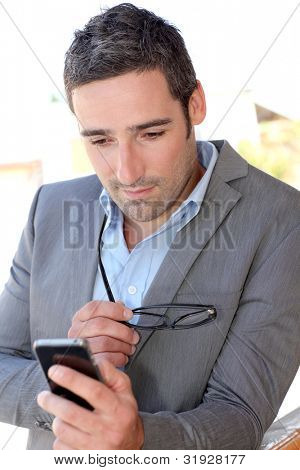 Podnikatel používat mobilní telefon někde ve městě