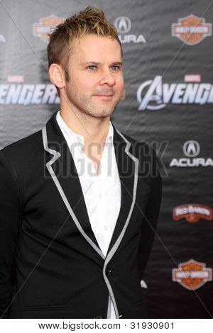 LOS ANGELES - 11 de abril: Dominic Monaghan chega na estréia de 