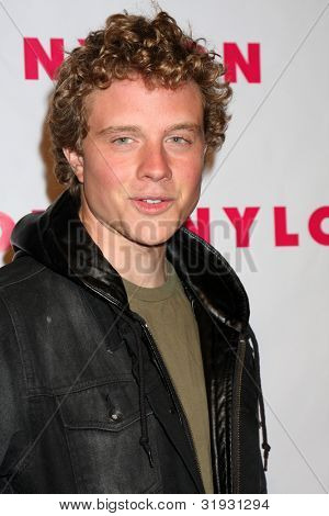 LOS ANGELES - APR 10: Jonny Weston dorazí do časopisu NYLON 13 oslavy výročí na Sm