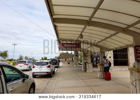 Bloomington,il/usa-8/22/19: Bloomington Regional Airport Dropoff And Pick Up Area On A Sunny Summer 
