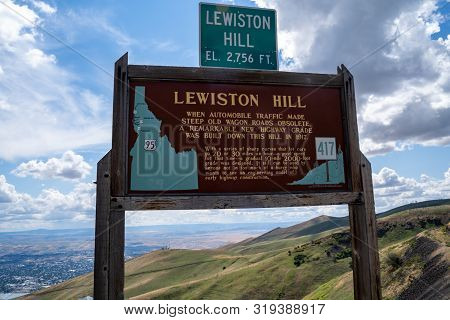 Lewiston, Idaho - July 3, 2019: Historical Marker And Elevation Sign At The Lewiston Hill Overlook