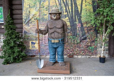 Falcon Heights, Mn - August 25, 2019: Smokey The Bear Statue At The Minnesota Dnr (department Of Nat