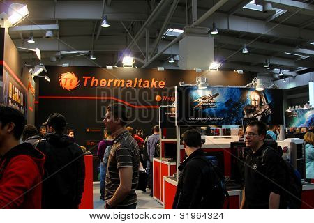 Hannover - 10. března: Stojan Thermaltake na březen 10, 2012 na Cebit počítač Expo, Hannover, němčina