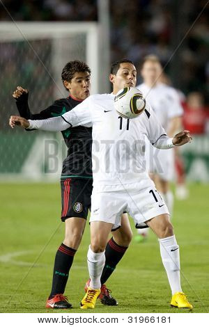 PASADENA, CA. - 3 marca: Jonathan Dos Santos (L) i Leo Bertos (R) w Nowej Zelandii vs Mexic