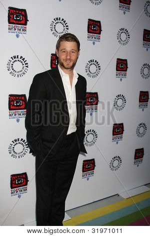 LOS ANGELES - kwi 12: Benjamin McKenzie przybywa w Warner Brothers 