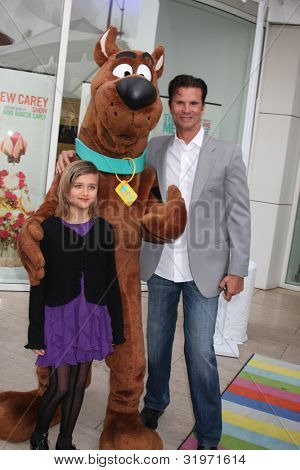 Los Angeles Apr 12: Isabella Lamas, Scooby Doo, Lorenzo Lamas kommt bei Warner Brothers 