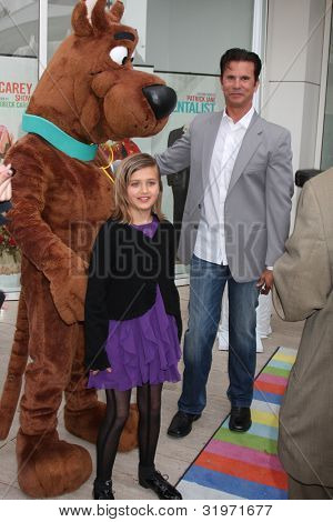 LOS ANGELES - APR 12: Isabella Lamas, Scooby-Doo, Lorenzo Lamas kommt bei Warner Brothers 