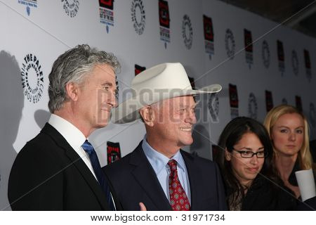 LOS ANGELES - APR 12: Patrick Duffy, Larry Hagman dorazí na Warner Brothers 