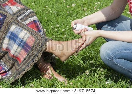 A Girl Treats The Elder Woman Who Got A Scald Of Leg