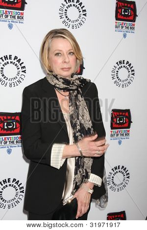 LOS ANGELES - 12 de abr: Diane English chega à Warner Brothers 