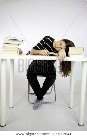 Fille dormir alors qu'il étudiait la séance