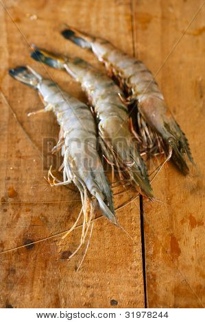 tigre gigante crudo camarones gambas en caja de madera, macro