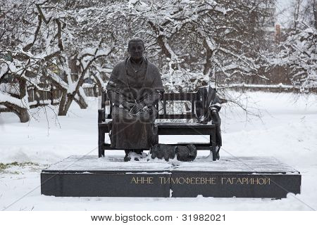 조각품의 안 나 Gagarina Timofeevna (주먹 우주 비행사의 어머니). 가가린 (전 Gzhatsk)입니다. 러시아.
