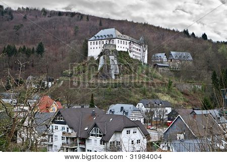 Le château fut Bilstein 1202 à 1225, construit sur le Rosenberg réalisé l'écuyer Dietrich II de Gevor