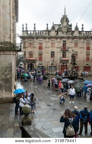 Santiago De Compostela, Spain; August 9, 2019: Pilgrims And Tourists Waiting In A Row To Enter To Sa