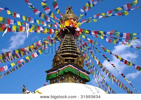 Nepal stupa namaz flagson mavi gökyüzü bir arka plan ile.