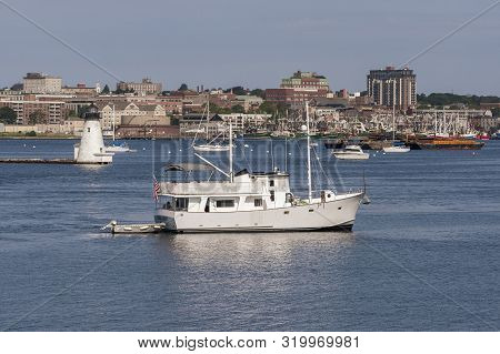 Fairhaven, Massachusetts, Usa - August 19, 2019: Motor Trawler Nobksa Light Returning To Fairhaven W