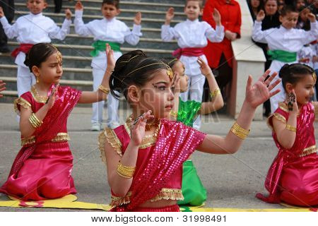 Schüler tanzen In indische Kostüme für 23 Nisal Kinder Festival