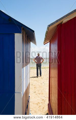 ฮัทหาดสีสัน d'Oleron เกาะแซ็ง-เดอนีฝรั่งเศสกับคนหน้าห้อง