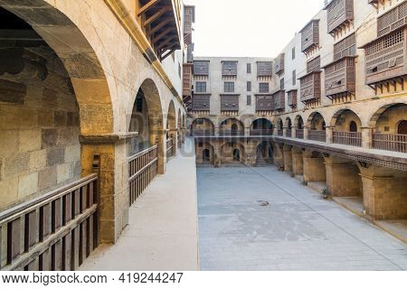 Facade Of Caravanserai Of Bazaraa, With Vaulted Arcades, Windows, And Arab Oriel Windows - Mashrabiy