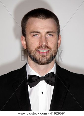 LOS ANGELES - 5 de novembro: CHRIS EVANS chegando ao LACMA hospeda arte + filme 2011 Gala em 5 de novembro de 2011 