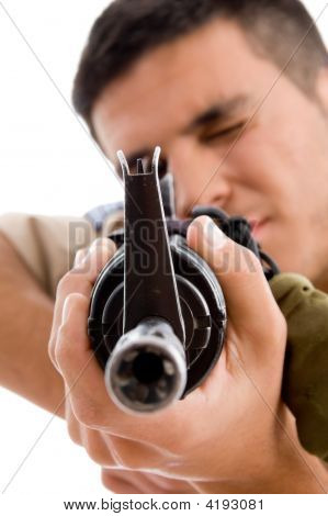 Zblízka vojáka bude střílet s pistolí