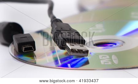 USB-kaapelit ja DVD