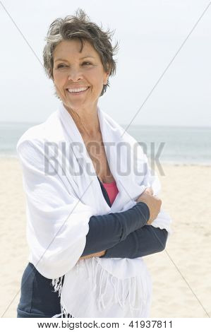 包装与快乐的高级女人偷了在海滩