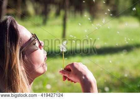Beautiful woman smiling in nature. Happy people lifestyle nature. Woman in nature. Nature lifestyle. nature. Happiness. Lifestyle. Concept of happy lifestyle. Happy people in nature. Happy young woman in Nature. Happiness concept. Young people.in nature