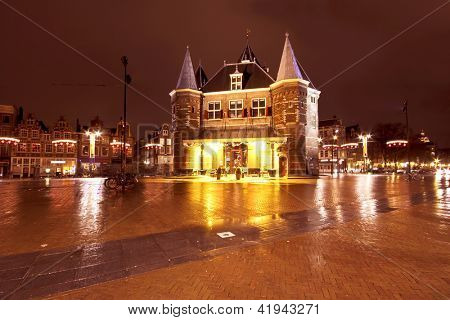 Malebné město od Amsterdamu na Nieuwmarkt v Nizozemsku v noci