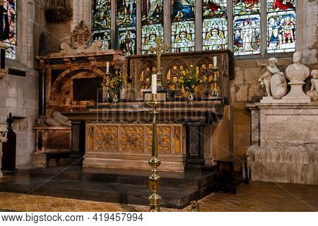 Stratfoed-upon-aivon, Great Britain - September 15, 2014: This Is The Main Altar In The Interior Of 