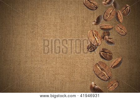 Textura com grãos de café caindo