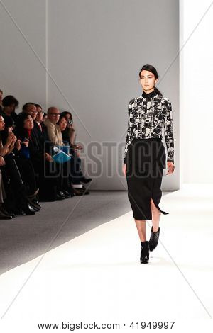 NEW YORK - únor 07:A modelu procházky dráhy v Richard Chai lásku a Richard Chai Pánské podzim