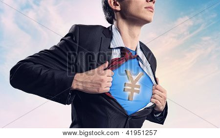 显示超人西装衬衫底下的商人