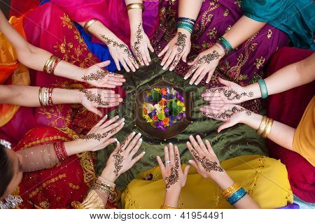 Henna verzierten HÃ¤nde in einem Kreis angeordnet
