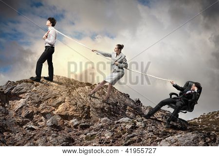 Imagem de três empresários puxando a corda no topo da montanha