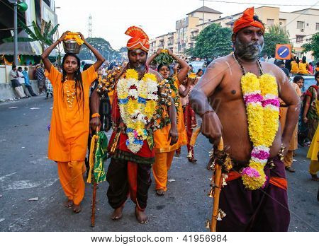 Куала-Лумпур - Январь 27:Hindu преданных выполняют различные акты преданности Господу Muruga во время расположени