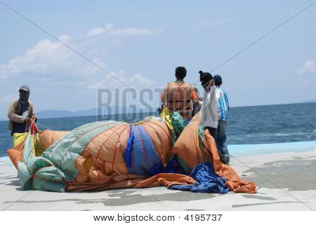 Mænd forberede Parasailing