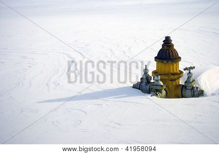 Idrante di fuoco giallo in inverno neve