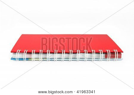 Notebook czerwony na białym tle