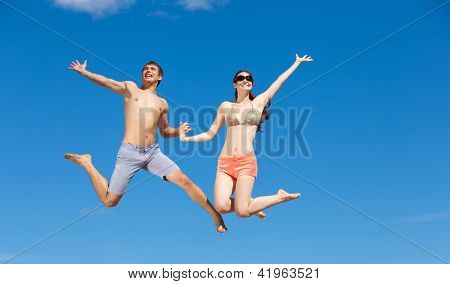 在海滩享受的快乐年轻夫妇的肖像