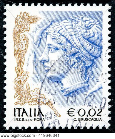 Italy - Circa 2004: A Stamp Printed In Italy, Is Shown Profile Of Woman From Syracuse Tetradrachm, C