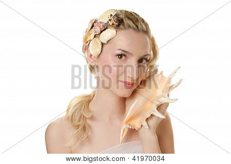 สาวสวยกับเธอผมทำ hodling ใหญ่สีขาวเปลือกหอยน้อย