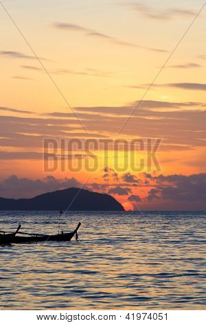 Hermoso amanecer en la isla de Rawai Phuket Tailandia con larga cola barco Ruea Hang Yao