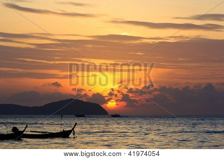 Hermoso amanecer en la isla de Rawai Phuket Tailandia con larga cola barco Ruea Hang Yao