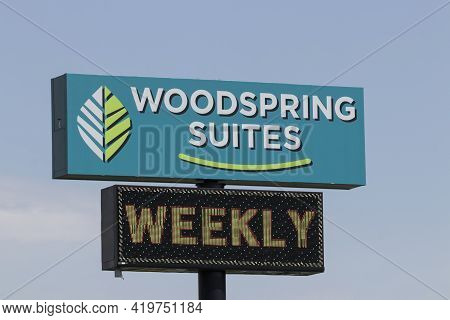 Indianapolis - Circa May 2021: Woodspring Suites Property. Woodspring Suites Is Part Of The Choice H