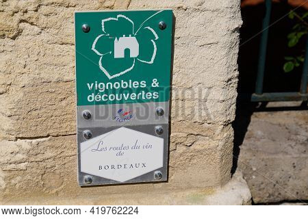 Bordeaux , Aquitaine France - 05 04 2021 : Vignobles Et Decouvertes Logo Brand And Text Sign State G
