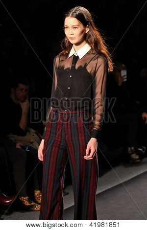 纽约-2 月 07:A 模型走 Timo Weiland 妇女的秋天 2013年集合在跑道我