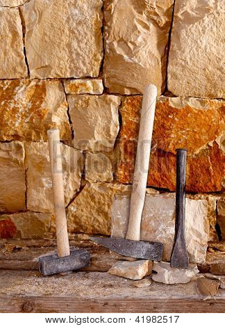 망치 메이슨 도구 stonecutter 벽돌의 건축 돌 벽에 작동